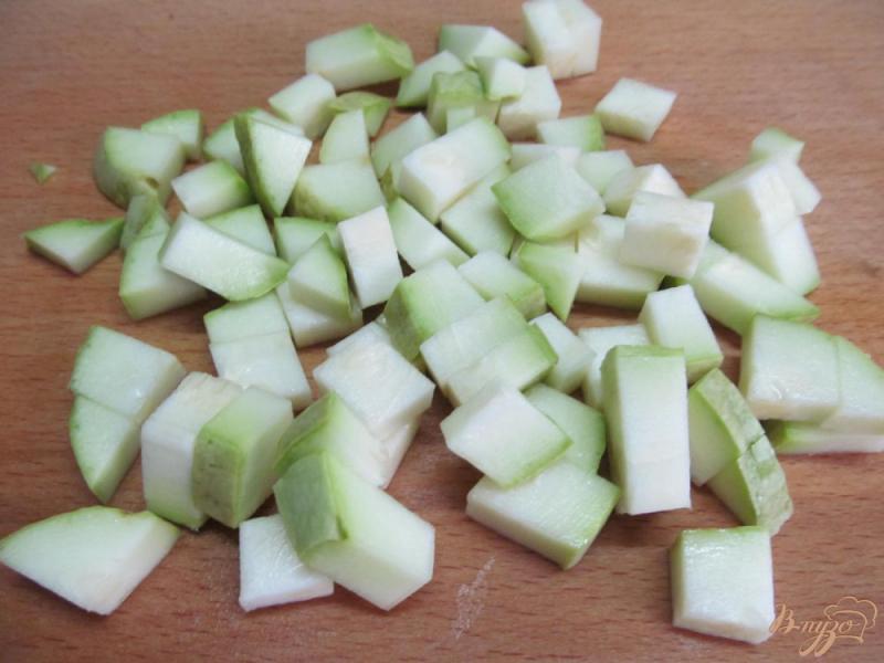 Фото приготовление рецепта: Салат из помидора с кабачком шаг №2