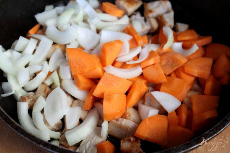 Фото приготовление рецепта: Куриная грудка с картофелем и капустой шаг №2