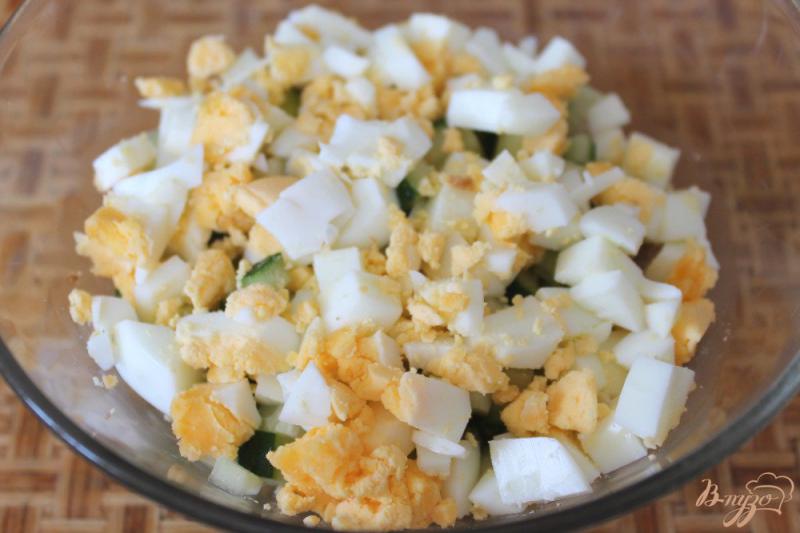 Фото приготовление рецепта: Мясной салат с яйцом и огурцом шаг №4