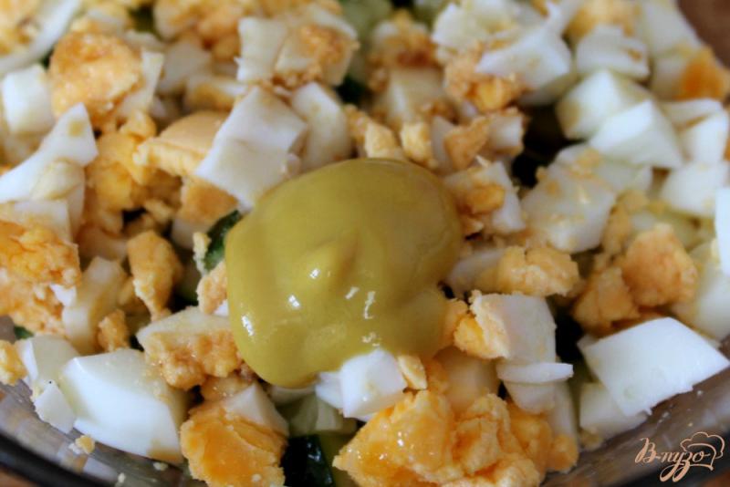 Фото приготовление рецепта: Мясной салат с яйцом и огурцом шаг №5