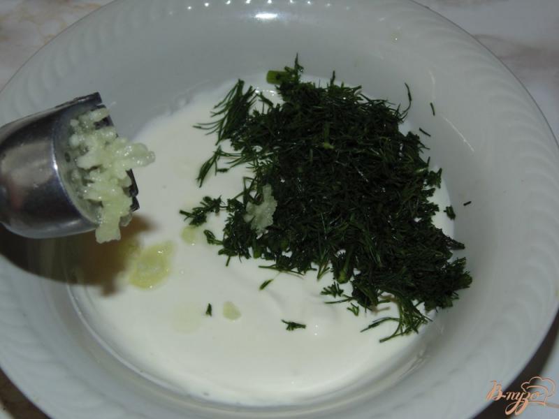 Фото приготовление рецепта: Творожный соус с укропом и чесноком шаг №3