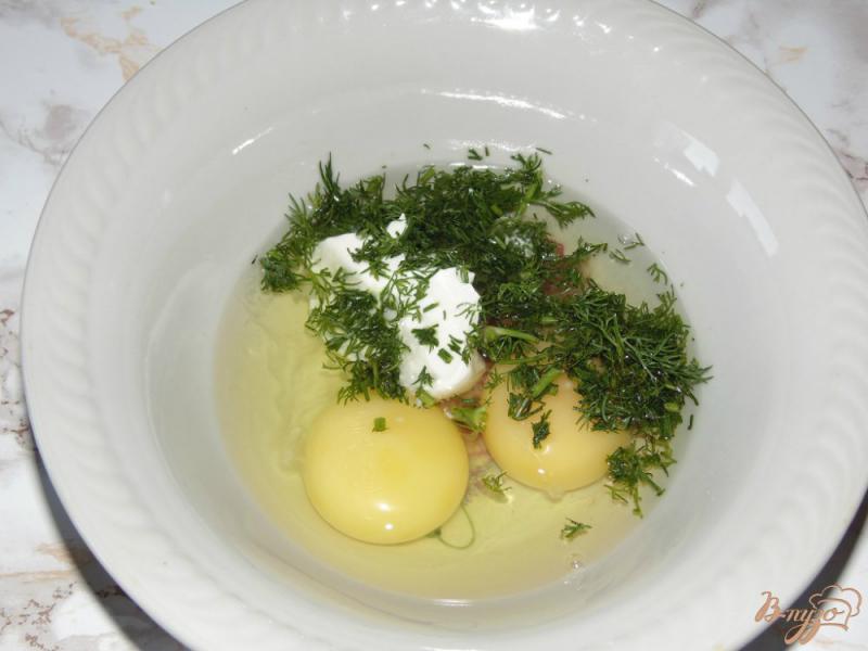 Фото приготовление рецепта: Омлет с мягким сыром и полукопченой колбасой в микроволновке шаг №2