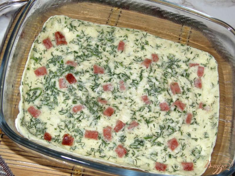 Фото приготовление рецепта: Омлет с мягким сыром и полукопченой колбасой в микроволновке шаг №5