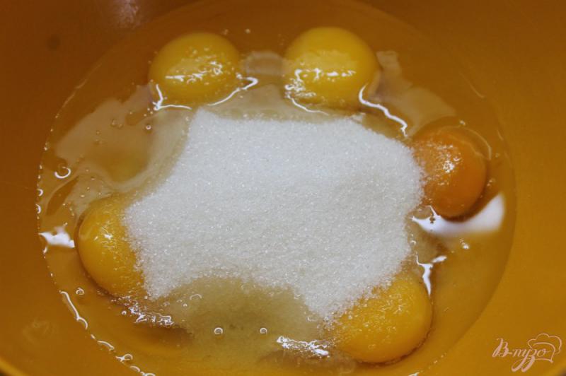 Фото приготовление рецепта: Ягодное пирожное с творожно - малиновым кремом шаг №2