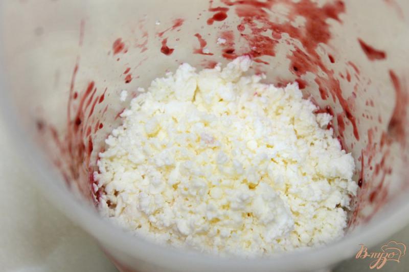 Фото приготовление рецепта: Ягодное пирожное с творожно - малиновым кремом шаг №12