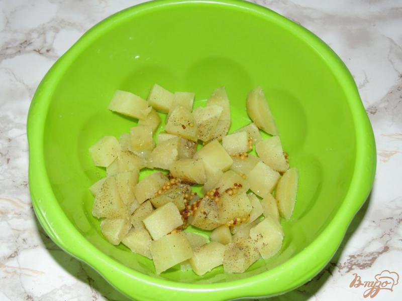 Фото приготовление рецепта: Картофельный салат с полукопченой колбасой и черной фасолью шаг №2