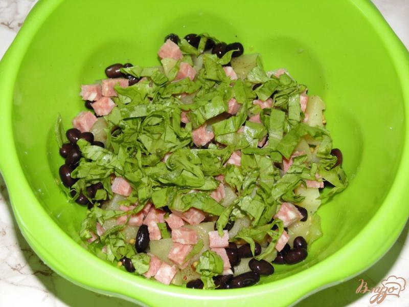 Фото приготовление рецепта: Картофельный салат с полукопченой колбасой и черной фасолью шаг №5