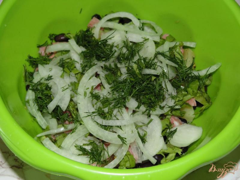 Фото приготовление рецепта: Картофельный салат с полукопченой колбасой и черной фасолью шаг №6