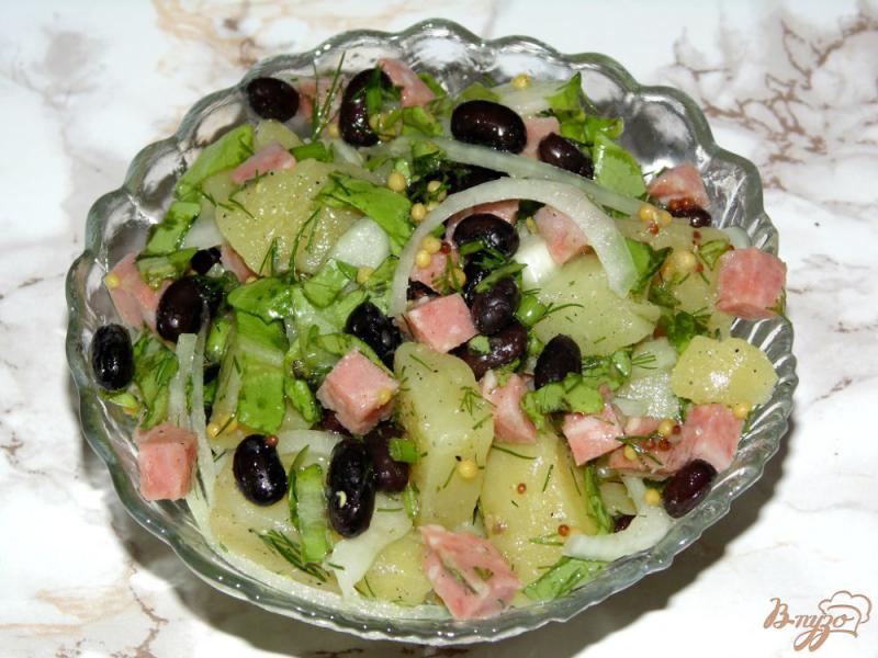 Фото приготовление рецепта: Картофельный салат с полукопченой колбасой и черной фасолью шаг №7