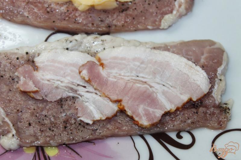 Фото приготовление рецепта: Фаршированная свинина сыром и беконом шаг №5