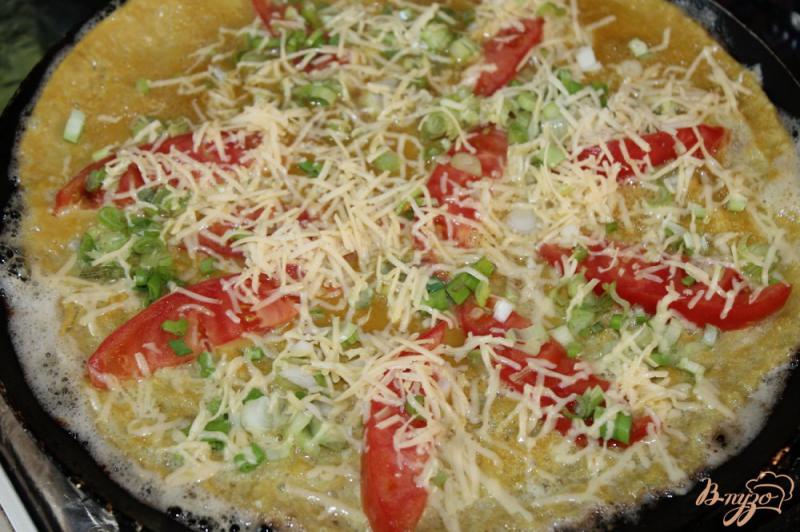 Фото приготовление рецепта: Фаршированный омлет помидорами, сыром и зеленым луком шаг №4