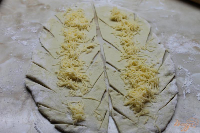 Фото приготовление рецепта: Сырные палочки из дрожжевого теста с охотничьими колбасками шаг №4