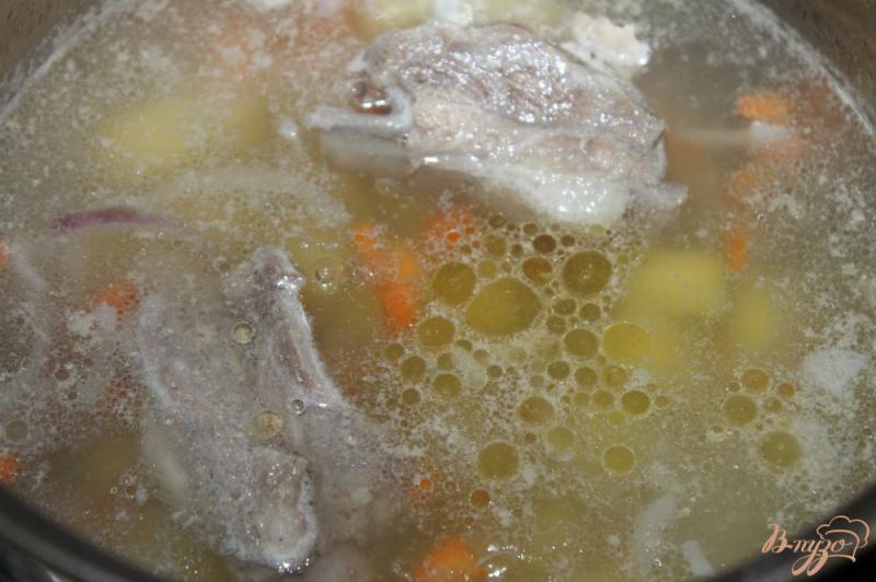 Фото приготовление рецепта: Суп из свиного ребра с зеленым горошком и щавелем шаг №3