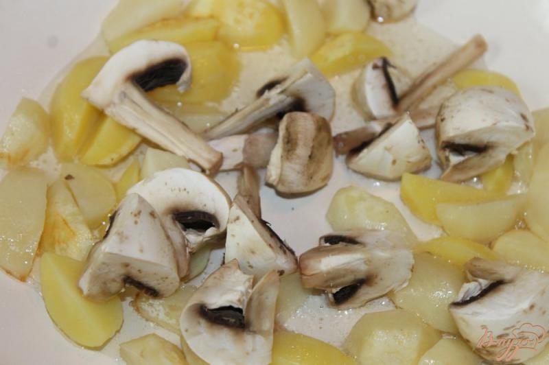 Фото приготовление рецепта: Хрустящий картофель по - деревенски с грибами и зеленью шаг №5