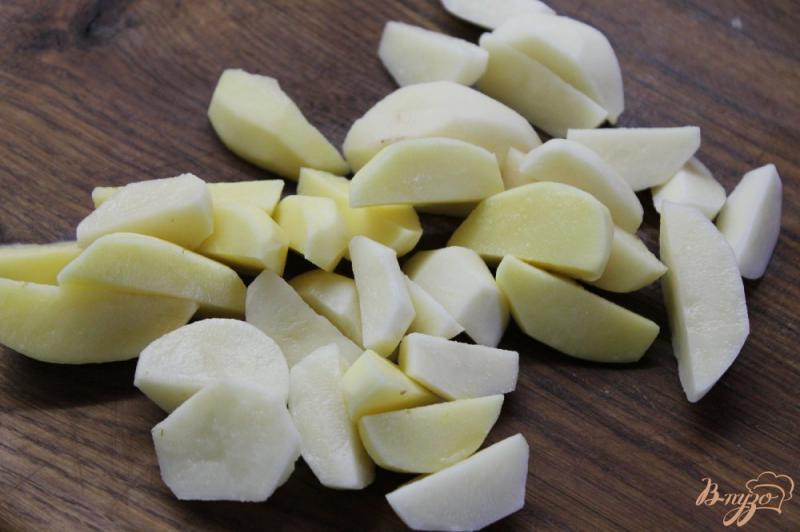 Фото приготовление рецепта: Хрустящий картофель по - деревенски с грибами и зеленью шаг №2