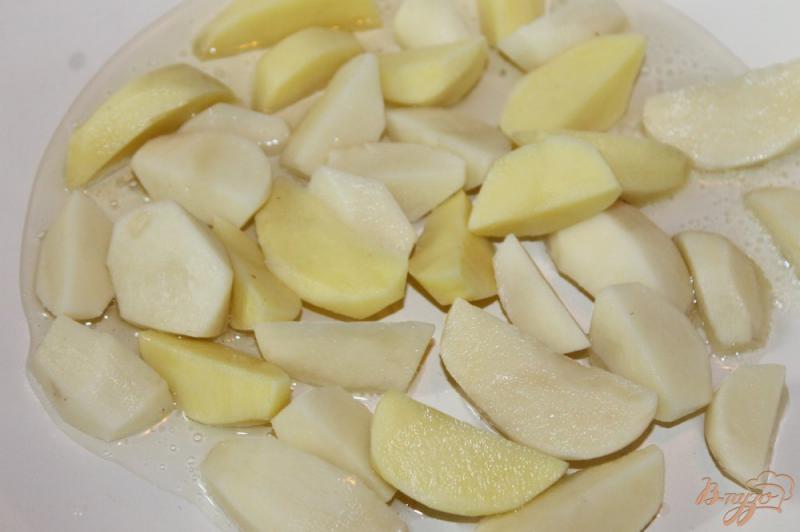 Фото приготовление рецепта: Хрустящий картофель по - деревенски с грибами и зеленью шаг №4