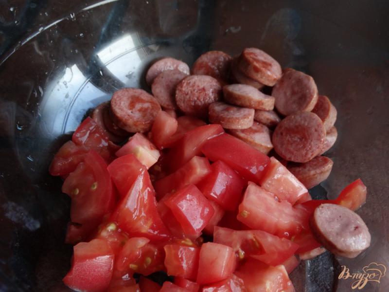 Фото приготовление рецепта: Салат с сосисками, помидорами и гренками шаг №3