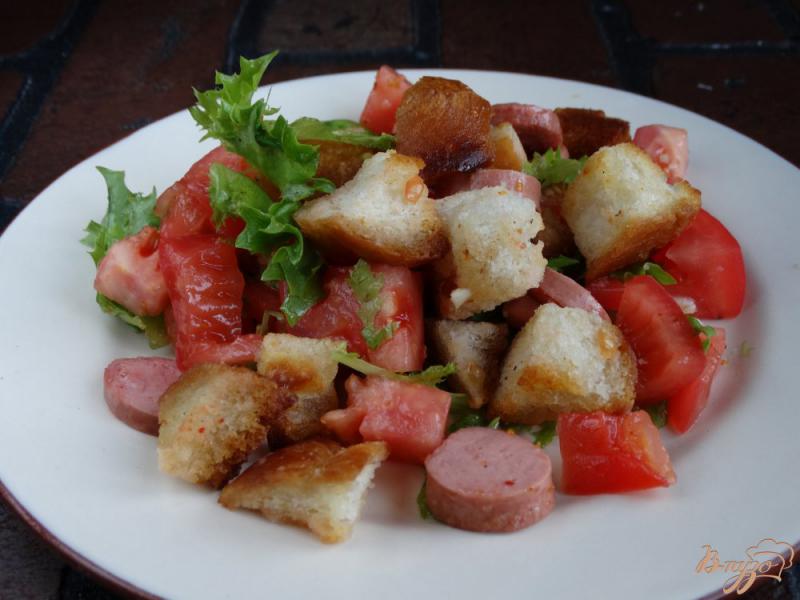 Фото приготовление рецепта: Салат с сосисками, помидорами и гренками шаг №7