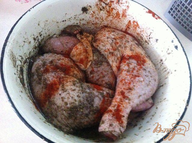 Фото приготовление рецепта: Куриные окорочка запеченные с картофелем шаг №2