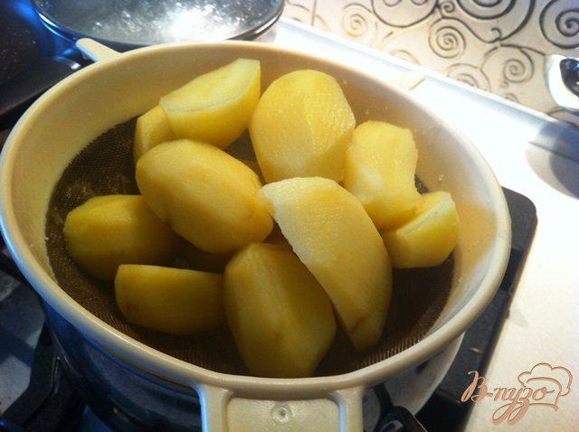Фото приготовление рецепта: Куриные окорочка запеченные с картофелем шаг №3