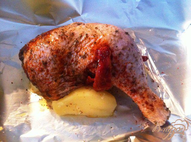 Фото приготовление рецепта: Куриные окорочка запеченные с картофелем шаг №4