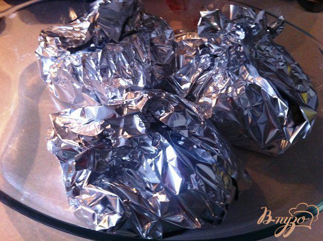 Фото приготовление рецепта: Куриные окорочка запеченные с картофелем шаг №5