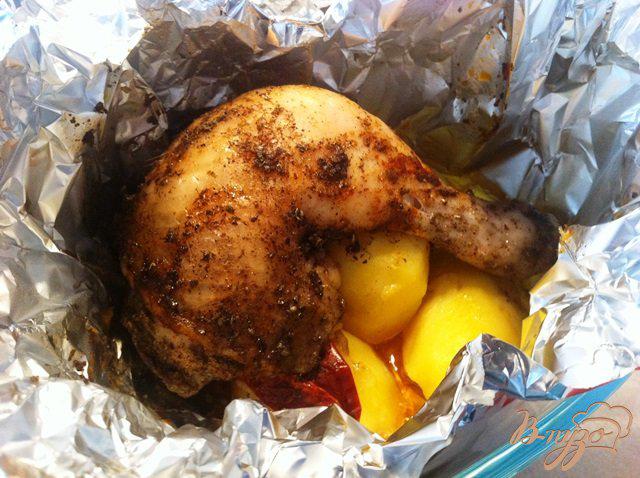 Фото приготовление рецепта: Куриные окорочка запеченные с картофелем шаг №6