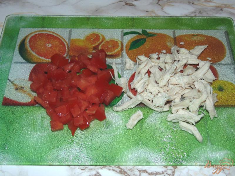 Фото приготовление рецепта: Тосты с помидором и мясом птицы шаг №2