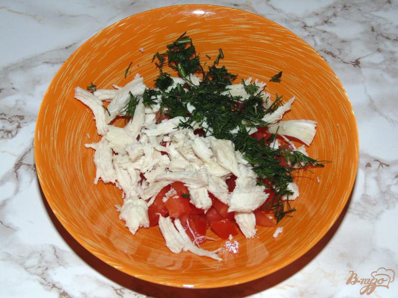 Фото приготовление рецепта: Тосты с помидором и мясом птицы шаг №3