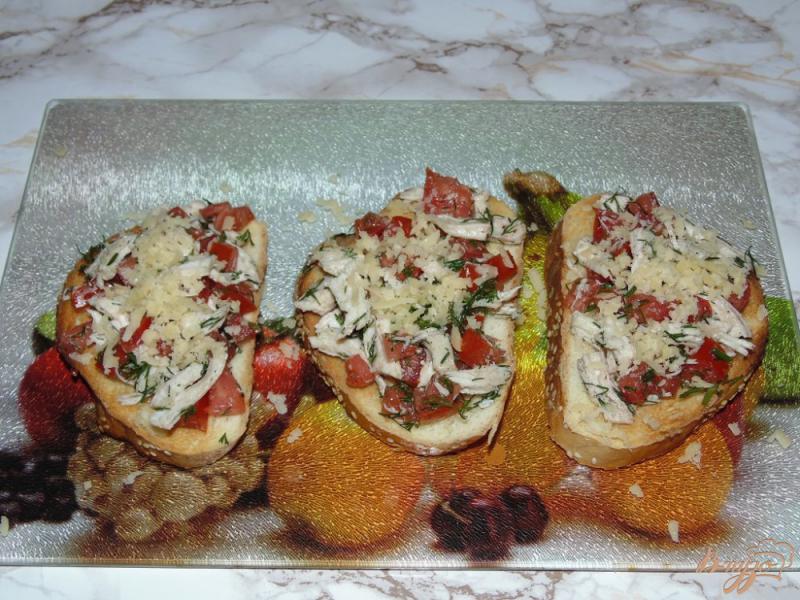 Фото приготовление рецепта: Тосты с помидором и мясом птицы шаг №6