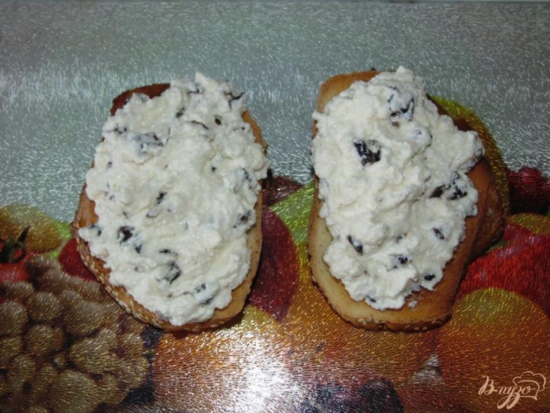 Фото приготовление рецепта: Сладкие тосты с творогом и черносливом шаг №4