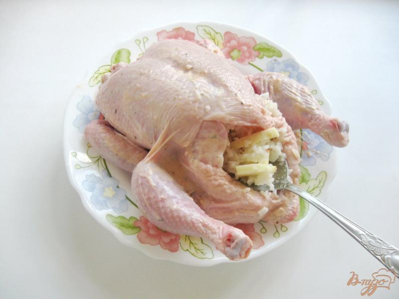 Фото приготовление рецепта: Курица запеченная в духовке с рисом и яблоками шаг №6