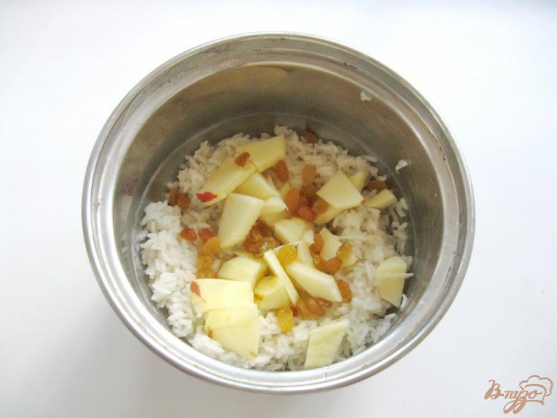 Фото приготовление рецепта: Курица запеченная в духовке с рисом и яблоками шаг №5