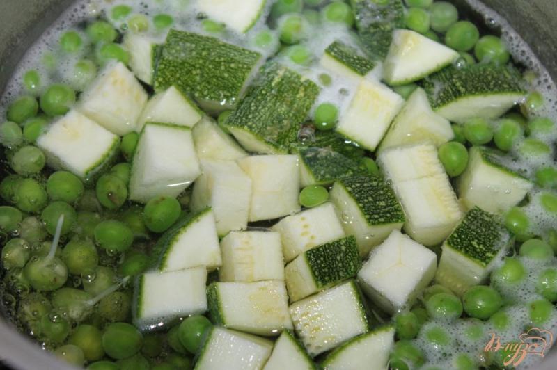 Фото приготовление рецепта: Сливочный суп - пюре из зеленого горошка и кабачка с сухариками шаг №4