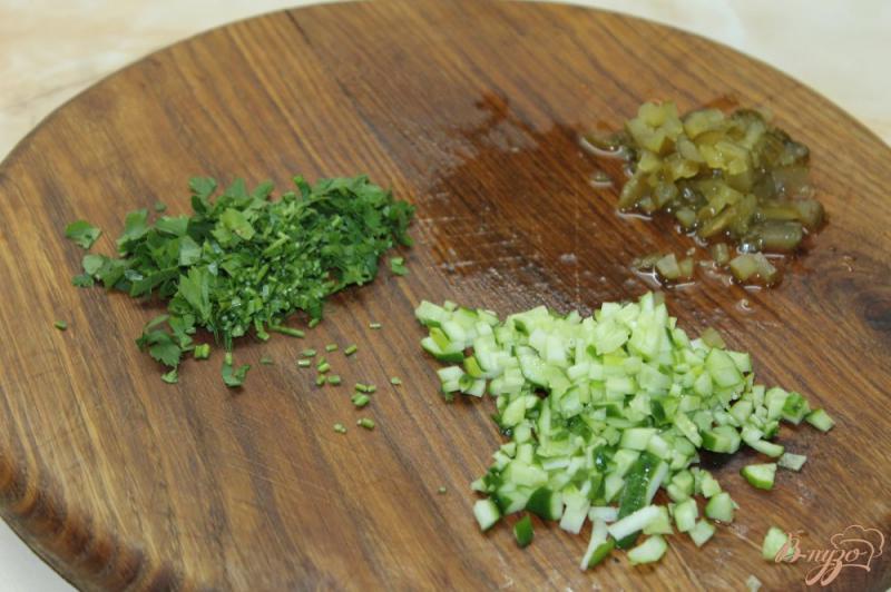 Фото приготовление рецепта: Соус из свежих и маринованных огурцов шаг №2