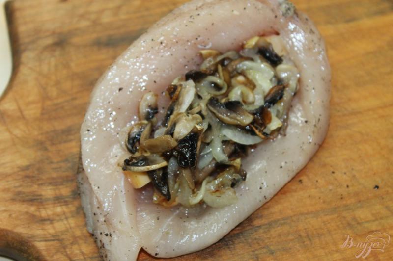 Фото приготовление рецепта: Фаршированное куриное филе грибами и сыром шаг №7