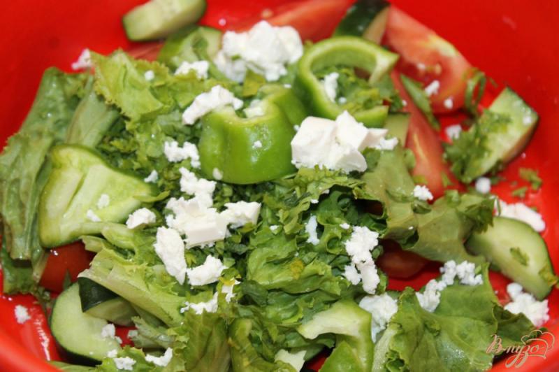 Фото приготовление рецепта: Салат из свежих овощей с фетой и соусом песто шаг №4
