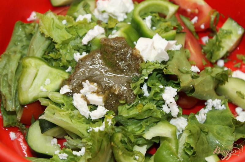 Фото приготовление рецепта: Салат из свежих овощей с фетой и соусом песто шаг №5