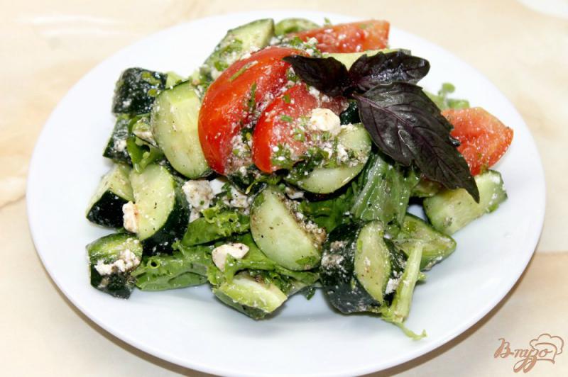 Фото приготовление рецепта: Салат из свежих овощей с фетой и соусом песто шаг №6