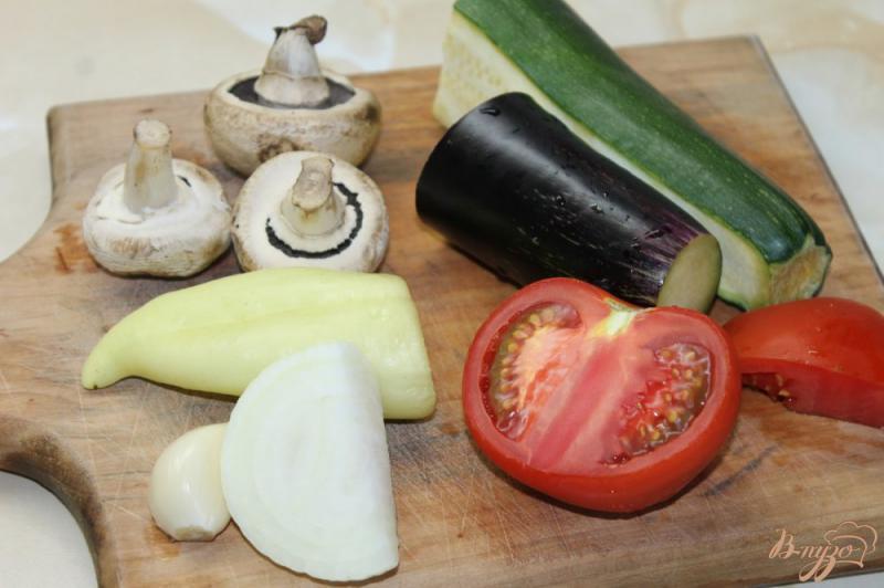 Фото приготовление рецепта: Теплый салат из жаренных овощей с сыром фета шаг №1