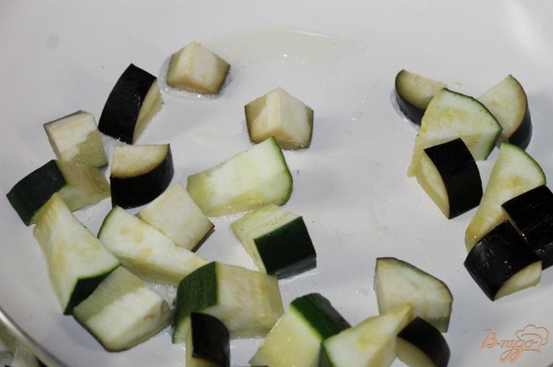 Фото приготовление рецепта: Теплый салат из жаренных овощей с сыром фета шаг №3