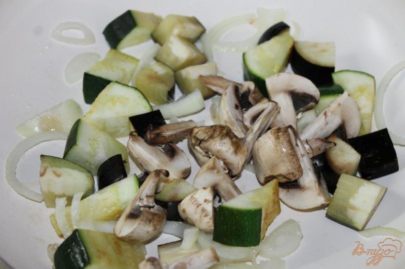 Фото приготовление рецепта: Теплый салат из жаренных овощей с сыром фета шаг №4