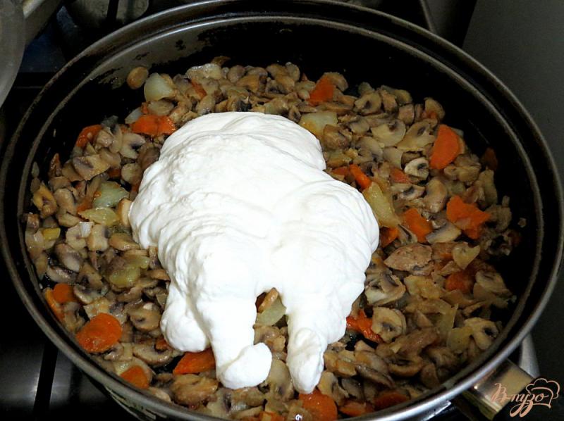 Фото приготовление рецепта: Спаржевая фасоль тушёная со сметаной шаг №10