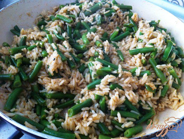 Фото приготовление рецепта: Рис со спаржевой фасолью шаг №4