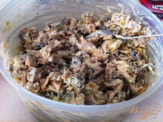 Фото приготовление рецепта: Салат птица с грибами шаг №8