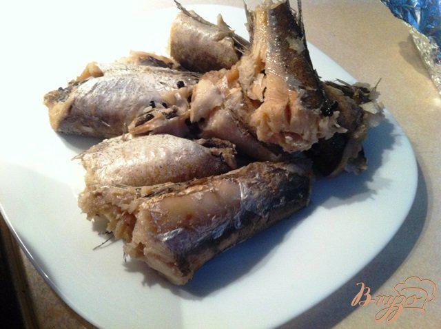 Фото приготовление рецепта: Салат простой из белой рыбы шаг №2