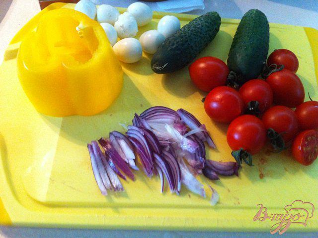 Фото приготовление рецепта: Овощной салат с копчёным кальмаром шаг №4