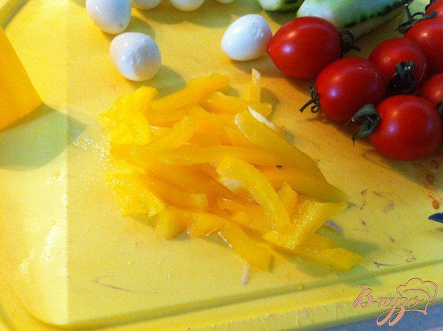 Фото приготовление рецепта: Овощной салат с копчёным кальмаром шаг №5