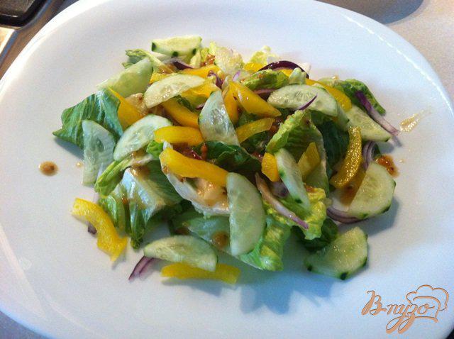 Фото приготовление рецепта: Овощной салат с копчёным кальмаром шаг №6