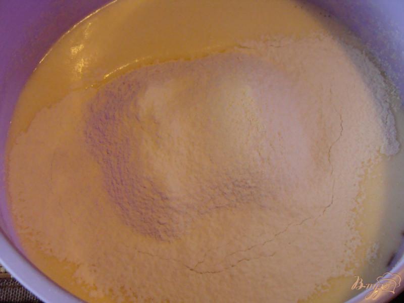 Фото приготовление рецепта: Сметанный пирог с персиками шаг №2